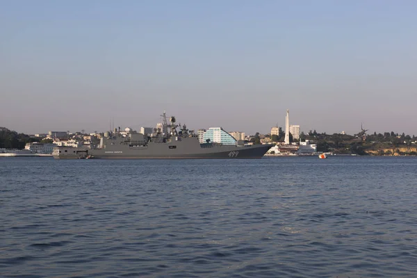 Admiral Makarov patrol ship in the Sevastopol bay on an early summer morning, Crimea — Stock Photo, Image