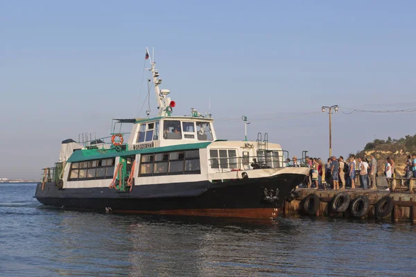 Molodezhny barco de pasajeros en la madrugada de verano en el muelle de Radiogorka en la ciudad de Sebastopol, Crimea — Foto de Stock