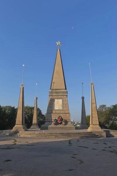 Sivastopol, Kırım kahramanı şehrin kuzey tarafında Cape Cordon de 2 Muhafız Ordusu askerlerine Glory Dikilitaş — Stok fotoğraf