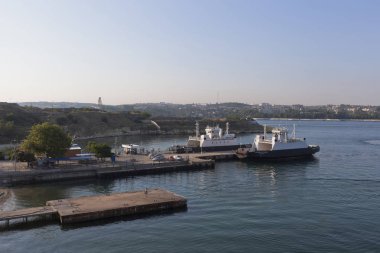 Kuzeydeki Sivastopol, Kırım'ın körfezinde bir yaz sabahı feribot geçişi
