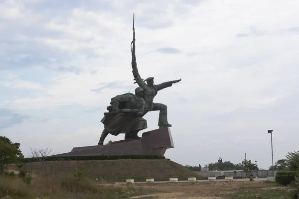 Monumento a un soldado y marinero en el Cabo Khrustalny en la ciudad héroe de Sebastopol, Crimea — Foto de Stock