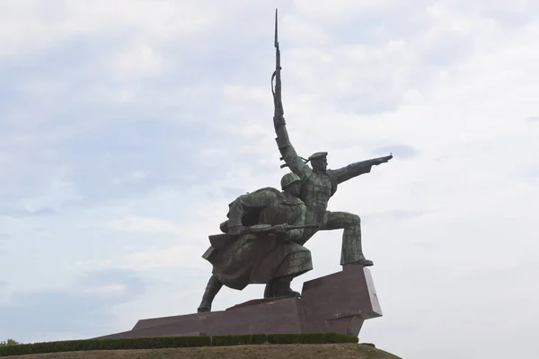 Monument à un soldat et marin au cap Khrustalny dans la ville de Sébastopol, en Crimée — Photo