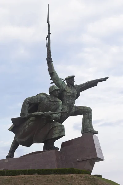 Monumento a un soldado y marinero en la ciudad de Sebastopol, Crimea — Foto de Stock