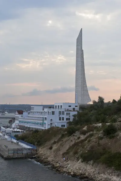 Obelisk til byen Sevastopol på Kapp Khrustalny tidlig på sommeren, Krim – stockfoto