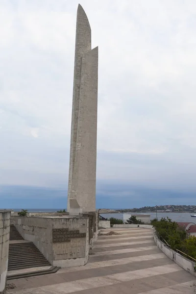 Obelisk der Heldenstadt Sewastopol am Kap Chrustalny, Krim — Stockfoto