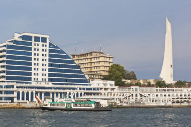 Konut kompleksi Cape Khrustalny ve yükselen güneş ışınları sivastopol Kahraman Şehir dikilitaş, Kırım
