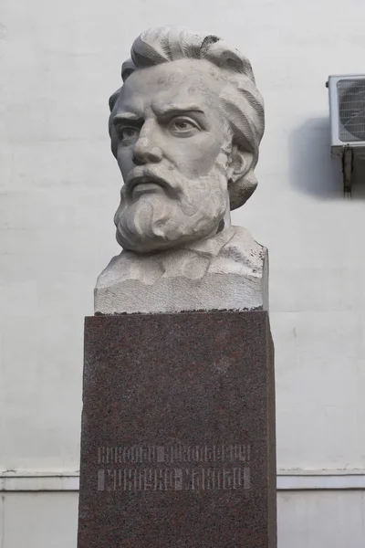 Monumento a Miklouho-Maclay no edifício do Instituto de Biologia dos Mares do Sul em Sevastopol, Crimeia — Fotografia de Stock