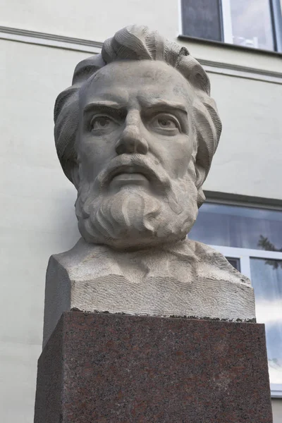 Busto de Miklouho-Maclay em frente ao Instituto de Biologia dos Mares do Sul na Avenida Nakhimov na cidade de Sevastopol, Crime — Fotografia de Stock