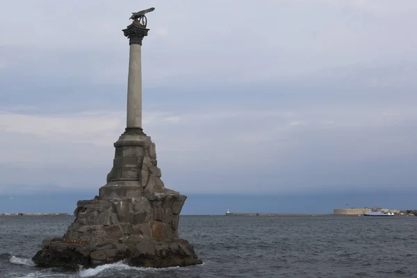 Památník na loď v Sevastopolu v zálivu, v časném letním ránu, Krym — Stock fotografie