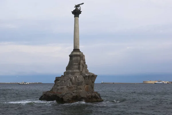 Symbol för staden Sevastopol-ett monument av sjunkna skepp i början av sommaren morgon, Krim — Stockfoto