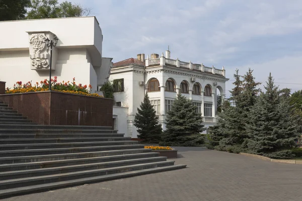 Stadtbild mit einer Treppe am Matrosenboulevard und einem Wohnhaus an der Nachimow-Allee 1 in der Stadt Sewastopol, Krim — Stockfoto