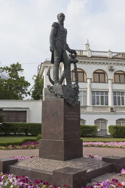 Denkmal für Admiral Dmitri Nikolajewitsch Senjawin auf der Nachimow-Allee in der Heldenstadt Sewastopol, Krim — Stockfoto