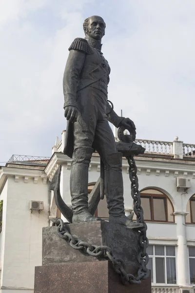 Monumento all'ammiraglio Dmitry Nikolaevich Senyavin nella città di eroe di Sebastopoli, Crimea — Foto Stock