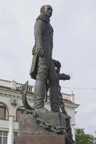 Monumento all'ammiraglio Dmitry Nikolaevich Senyavin su Nakhimov Avenue nella città di Sebastopoli, Crimea — Foto Stock