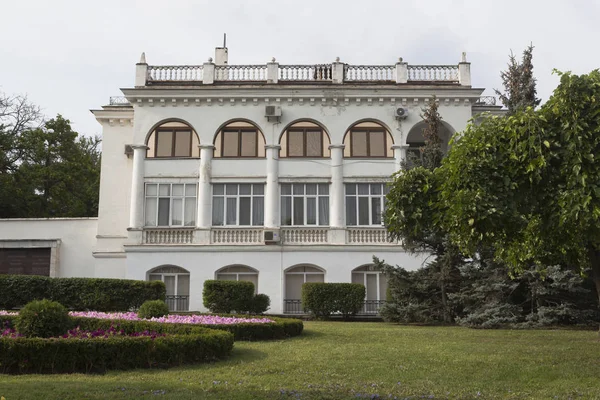 Edificio residencial en la avenida Nakhimov 1 en la ciudad de Sebastopol, Crimea — Foto de Stock