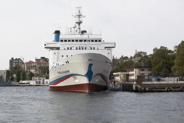 El crucero Príncipe Vladimir en el puerto de Sebastopol, Crimea — Foto de Stock