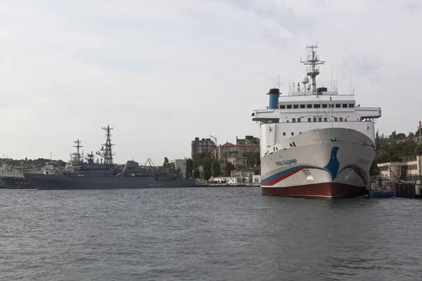 Scout ship Ivan Khurs y crucero Prince Vladimir en el puerto de Sebastopol, Crimea —  Fotos de Stock