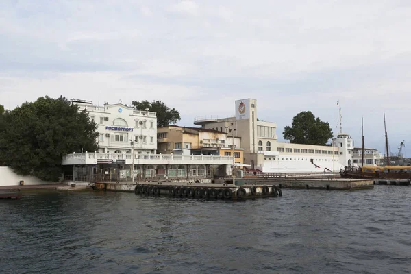 Amarrações para barcos de passageiros na Baía Sul do Porto do Mar de Sebastopol, Crimeia — Fotografia de Stock