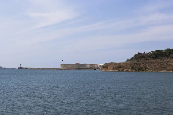 Sevastopol baai met het uitzicht op Konstantinovskogo Fort in de held stad van Sevastopol, de Krim — Stockfoto