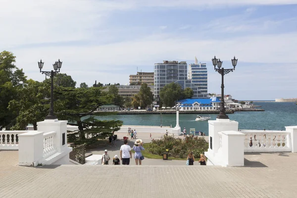 Belle vue depuis le boulevard Seaside sur la baie d'Artillerie dans la ville de Sébastopol, en Crimée — Photo