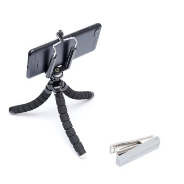 Smartphone bir tripod üzerinde. Beyaz arka plan. Öğeleri fotoğraf çekimi.