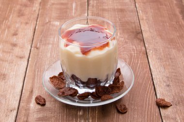 Yoğurt reçel ve çikolata ile Mısır gevreği ile.