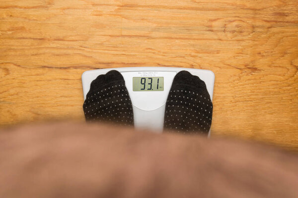 Толстяк стоял на весах
.