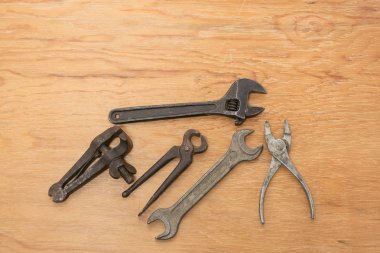 Eski aletler. Delme, pliers, manuel vice, wrench, ayarlanabilir çit kuşu