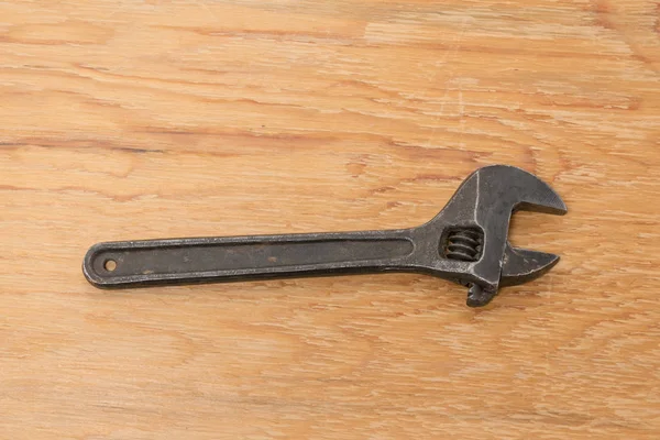 Παλιά εργαλεία. Ρυθμιζόμενο κλειδί. Ξύλινο φόντο — Φωτογραφία Αρχείου