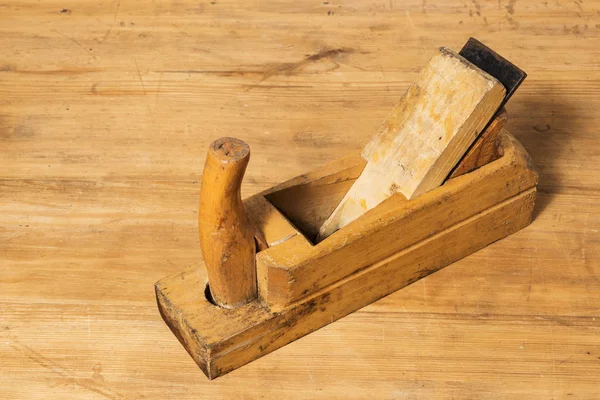 Старі інструменти. Дерев'яний планер. Столярний інструмент. — стокове фото