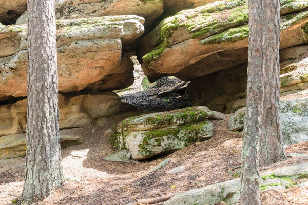 Pedras compostas por camadas. Pedras cobertas de musgo — Fotografia de Stock