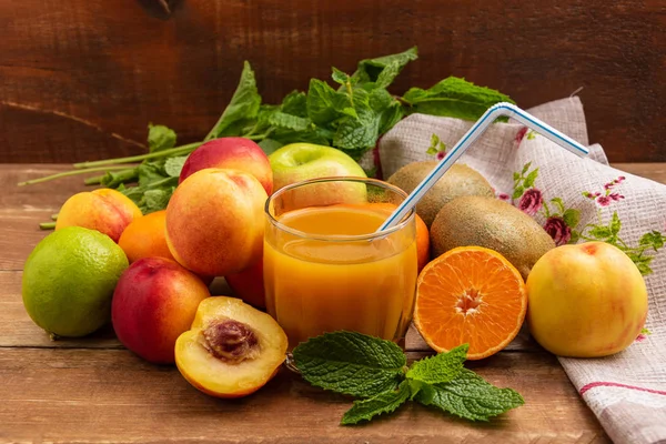 Frutos Estão Uma Mesa Madeira Centro Copo Suco Frutas — Fotografia de Stock