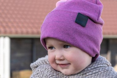 Bir çocuk portresi. 1 yaşında, Avrupalı bir kız. Köyün bahçesinde sonbahar.