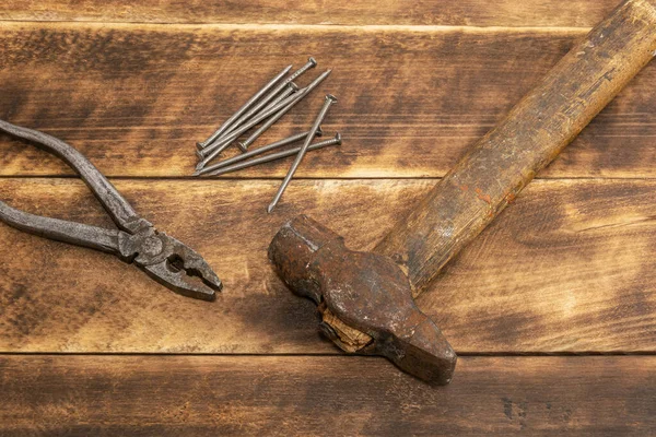 Старі інструменти на дерев'яному фоні — стокове фото
