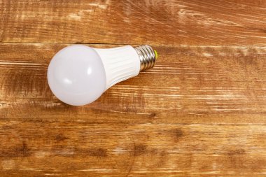 LED lamba ahşap bir masanın üzerinde..