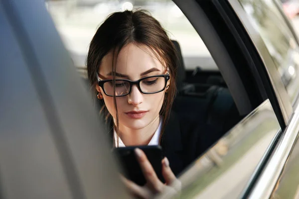 Zakenvrouw Lost Belangrijke Vragen Telefoon Auto — Stockfoto