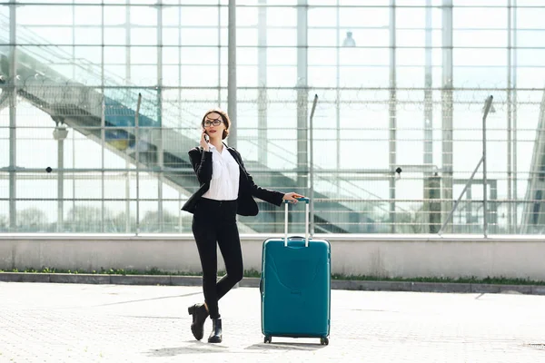 Obchodní Žena Mezinárodním Letišti Stěhování Odbavovací Airplane Cestování Výlet Mobility — Stock fotografie