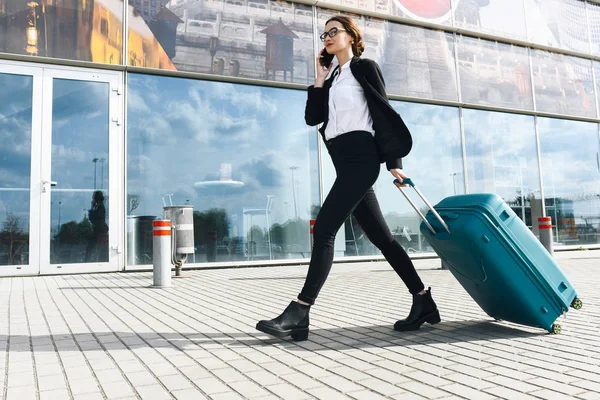 Obchodní Žena Mezinárodním Letišti Stěhování Odbavovací Airplane Cestování Výlet Mobility — Stock fotografie