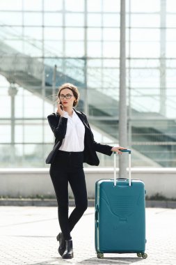 Uluslararası havaalanında uçak seyahat etmek-hareketlilik için terminal kapı kavramı ve Havacılık ve uzay sanayi uçuş bağlantılarını hareketli iş kadını