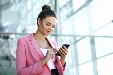 Havaalanı kadın akıllı telefon