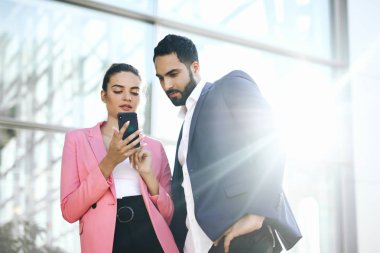 Gemiye hoş geldiniz! Onların arkadaşları ile ofisinde kanepede otururken gülümseme ile el sıkışan iki yakışıklı erkekler