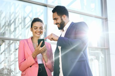 Gemiye hoş geldiniz! Onların arkadaşları ile ofisinde kanepede otururken gülümseme ile el sıkışan iki yakışıklı erkekler