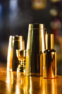 Üç renkli kokteyller büyük gözlüklü bir klasik bar ortamı içinde belgili tanımlık geçmiş bulanık içki şişeleri düzinelerce.