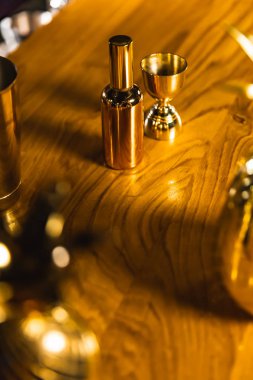 Altın gözlük ve tencere kokteyller için bar ında vardır