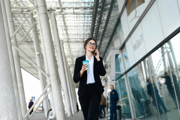 Mujer Negocios Con Café Hablando Por Teléfono Cerca Oficina — Foto de Stock