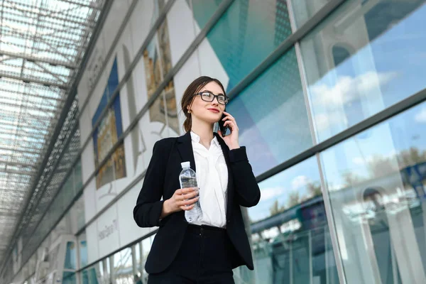 Mujer Del Aeropuerto Teléfono Inteligente — Foto de Stock