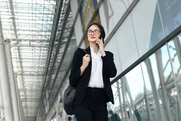 Mujer Del Aeropuerto Teléfono Inteligente — Foto de Stock