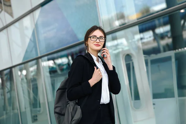Mujer Del Aeropuerto Teléfono Inteligente —  Fotos de Stock