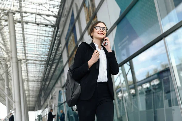 Mujer Del Aeropuerto Teléfono Inteligente — Foto de Stock