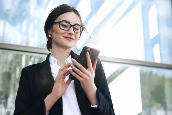 Havaalanı kadın akıllı telefon